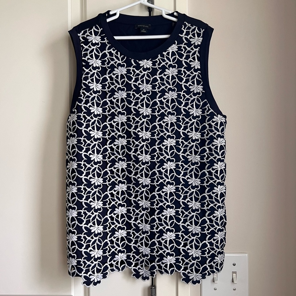 NWOT XS Ann Taylor Navy White Lace Sleeveless Top